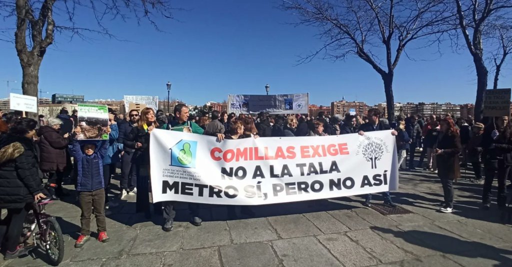 La ciudadanía no se cree la “mentira” de Ayuso y vuelve a salir a la calle contra el arboricidio en Madrid Río y Comillas